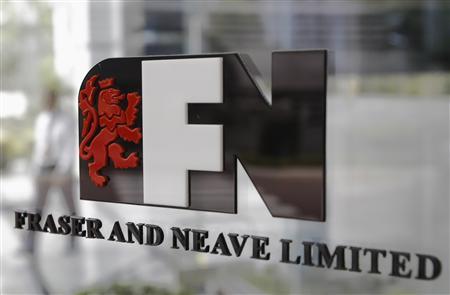 A security guard walks past a logo of Fraser and Neave Limited at its office building in Singapore January 21, 2013. Thailand's third-richest man has raised his stake and takeover offer for Fraser and Neave Ltd to fend off a bid by a group led by Indonesian tycoon Stephen Riady as the battle for the Singapore property and drinks group draws towards a close. REUTERS/Edgar Su (SINGAPORE - Tags: BUSINESS LOGO)