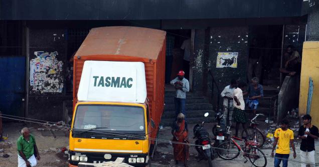 India. Tasmac shop faces residents’ ire