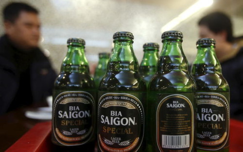 20161118_men-drink-saigon-beer-a-product-of-sabeco_article_main_image
